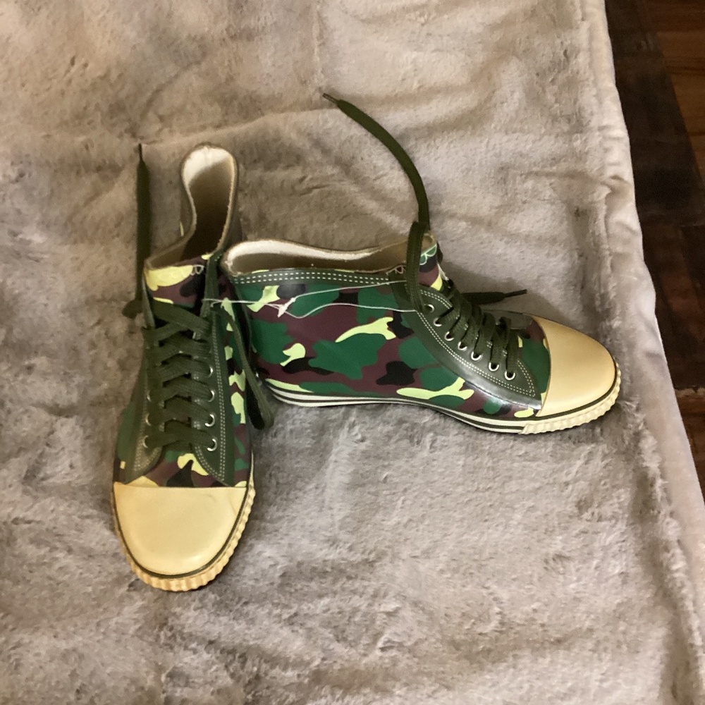 EUC camo rubber bootie size 6